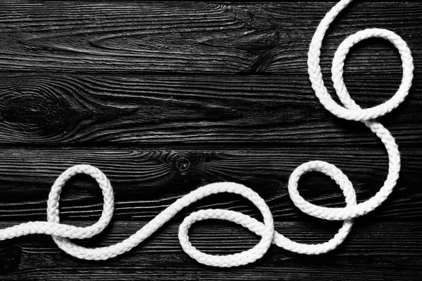 Rahmen aus Seil auf dunklem Holzhintergrund - Foto, Bild