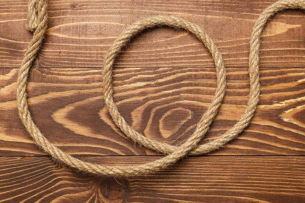Cuerda larga sobre fondo de madera - Foto, Imagen