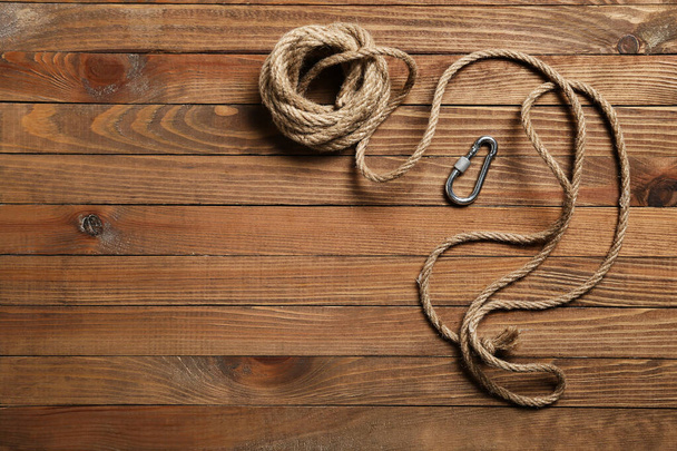 Cuerda con cierre de langosta sobre fondo de madera - Foto, imagen