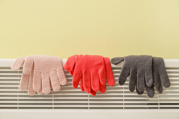 Teplé rukavice na chladiči. Koncept otopné sezóny - Fotografie, Obrázek