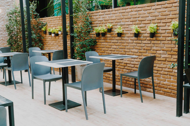 prázdný stůl a židle v kavárně restaurace - Fotografie, Obrázek