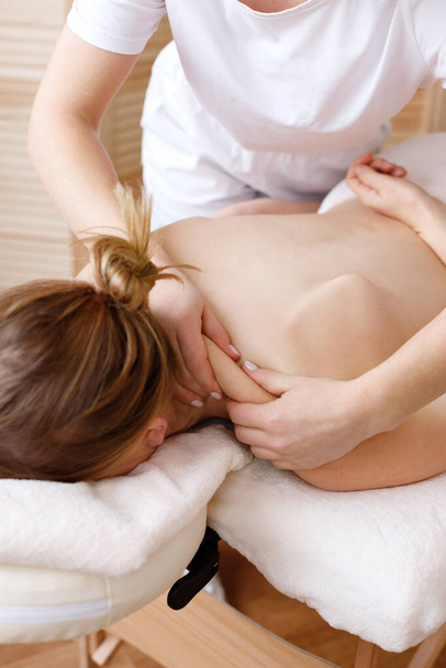 массаж спины - Фото, изображение