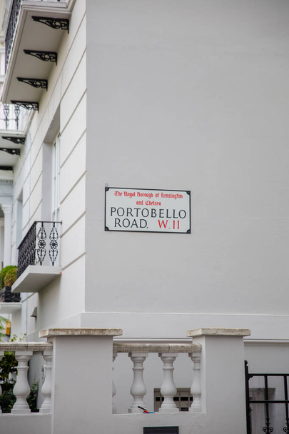 Υπογραφή διεύθυνσης για Portobello Road σε λευκό τοίχο - Φωτογραφία, εικόνα