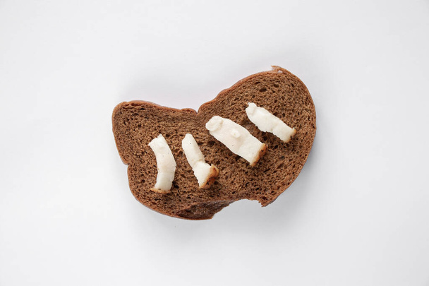 fatia preta de pão com banha em um fundo isolado, almoço - Foto, Imagem