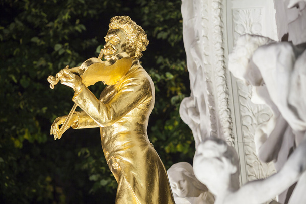 ヨハンの金めっきされた青銅色の彫像シュタットパルク ウィーン、オーストリアでシュトラウス - 写真・画像