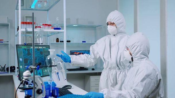 Biotechnológiai tudós visel ppe öltöny kutatás - Fotó, kép