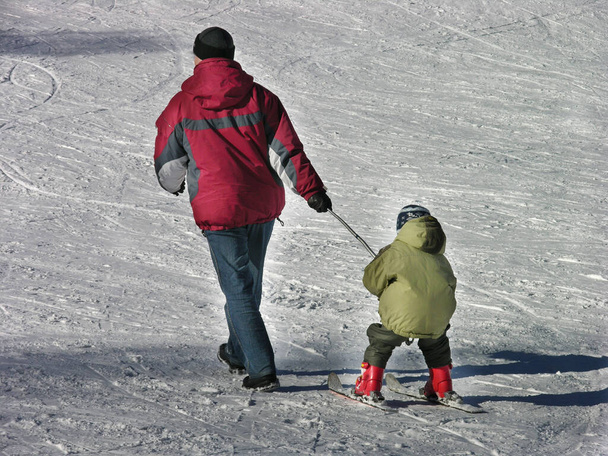 Father teaches his son to ski. Family holiday. - Fotoğraf, Görsel