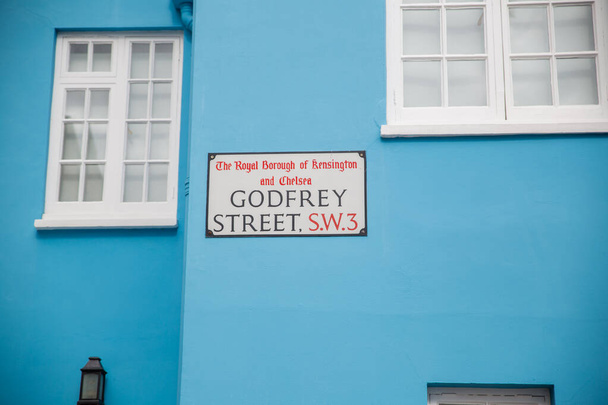 Panneau d'adresse pour la rue Godfrey sur un mur bleu - Photo, image