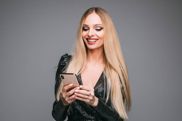 Hezká blondýnka chatování přes mobilní telefon. - Fotografie, Obrázek
