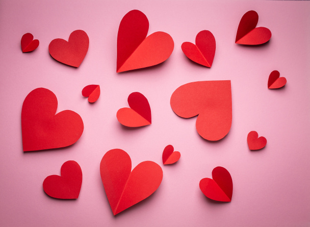 Valentijnsdag achtergrond met papieren harten - Foto, afbeelding
