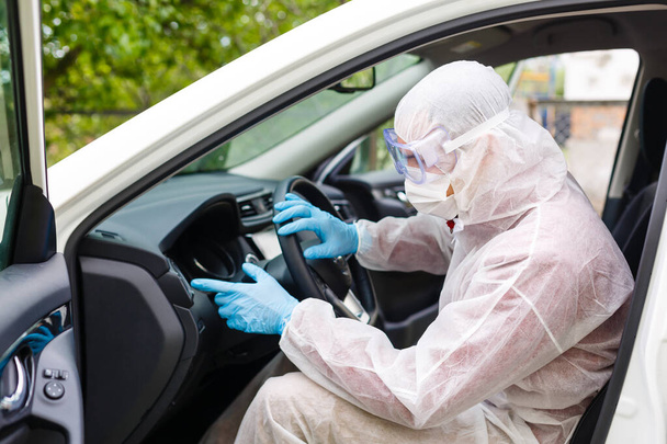 コロナウイルスハズマットの車の座席の熱い蒸気消毒、テキストのためのコピースペース - 写真・画像