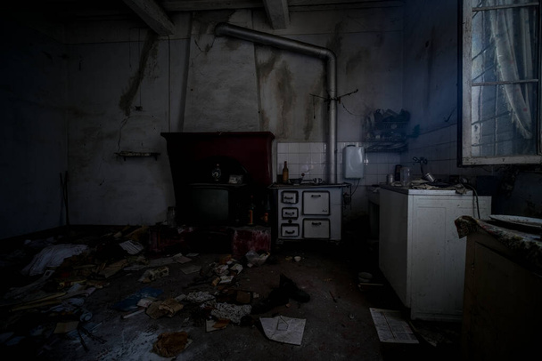 cocina con estufa de leña y fregadero en casa abandonada, foto de alta calidad - Foto, imagen