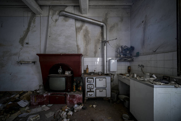 cuisine avec poêle à bois et évier dans maison abandonnée, photo de haute qualité - Photo, image