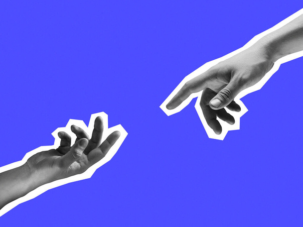 Due mani protese l'una verso l'altra isolate su sfondo viola. - Foto, immagini