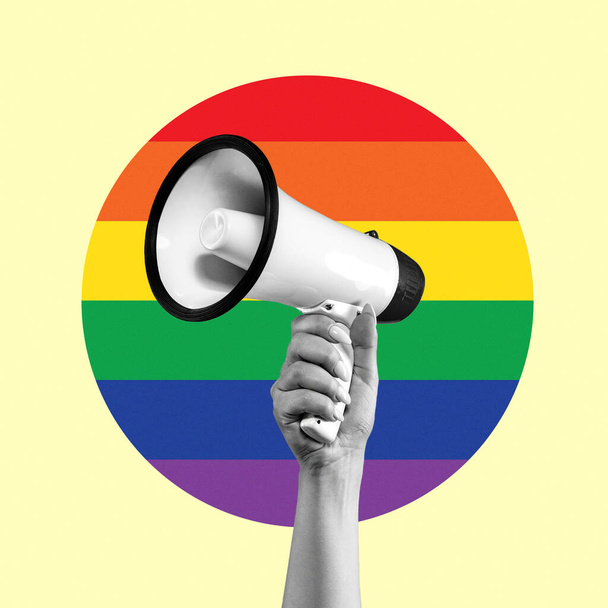 アートデザイン。LGBTの旗の背景に孤立したメガホンを持つ女性の手. - 写真・画像