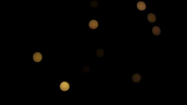 Luces de Navidad borrosas que brillan intensamente creando un estado de ánimo de Año Nuevo. - Metraje, vídeo