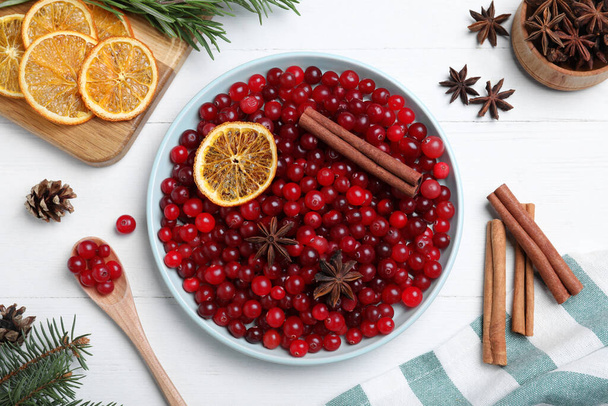 Flat lay composition with fresh ripe cranberries on white wooden table - Foto, afbeelding