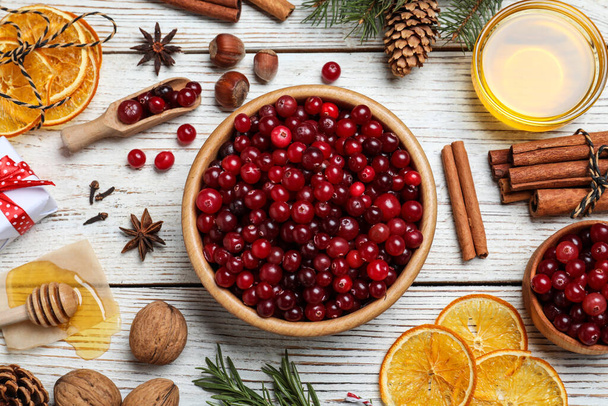 Flat lay composition with fresh ripe cranberries on white wooden table - Zdjęcie, obraz