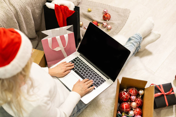 Giovane donna che ordina regali di Natale online - Foto, immagini