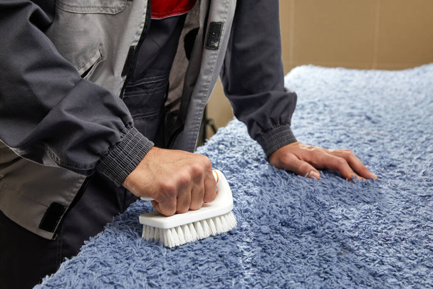 Cepillo de sujeción para hombre Eliminación de manchas en servicio de limpieza profesional  - Foto, Imagen