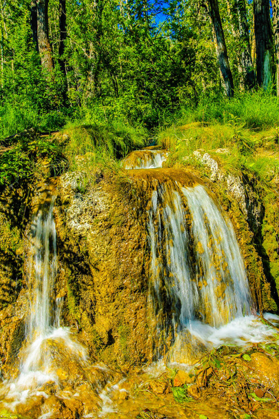 A água flui através do parque no verão. Área de Recreação Provincial de Big Hill Springs. Alberta, Canadá - Foto, Imagem