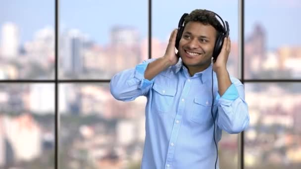 Gelukkige vrolijke man luisteren naar muziek in hoofdtelefoon. - Video