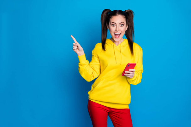 Portrait of her she nice attractive pretty lovely glad amazed cheerful cheery girl using device 5g app demonstrating copy space advert isolated over bright vivid shine vibrant blue color background - Foto, Imagen