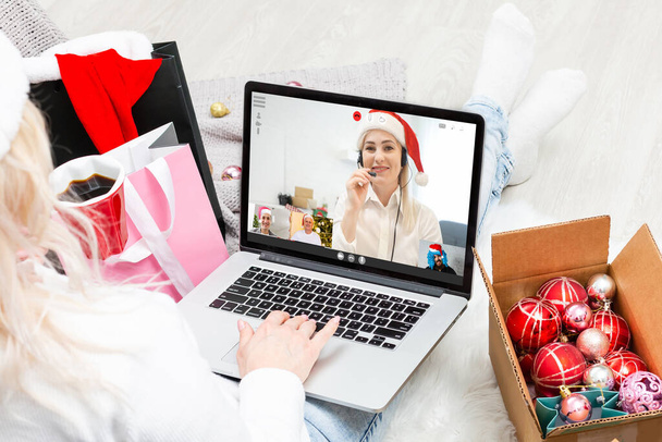 Una famiglia felice con un bambino sta celebrando il Natale con i loro amici in videochiamata utilizzando la webcam. Famiglia saluto i loro parenti la vigilia di Natale on-line.  - Foto, immagini