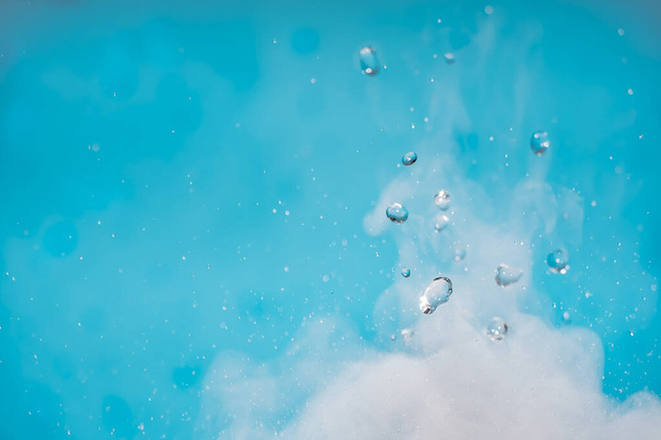 Waterdruppel. Chemische reactie met kokend wervelend water spatten, springen druppels met een grote afgifte van warmte en gas damp. Waterspatten is een fysisch fenomeen - Foto, afbeelding