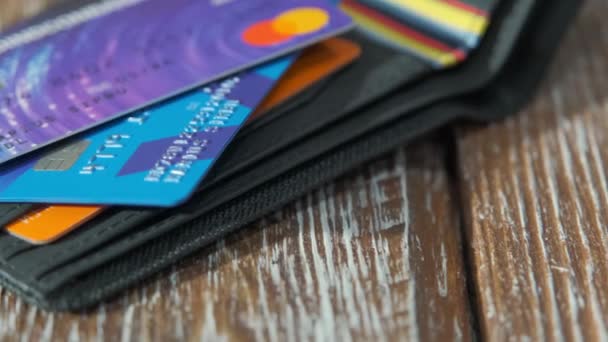 primo piano del portafoglio con carta di credito sul tavolo - Filmati, video