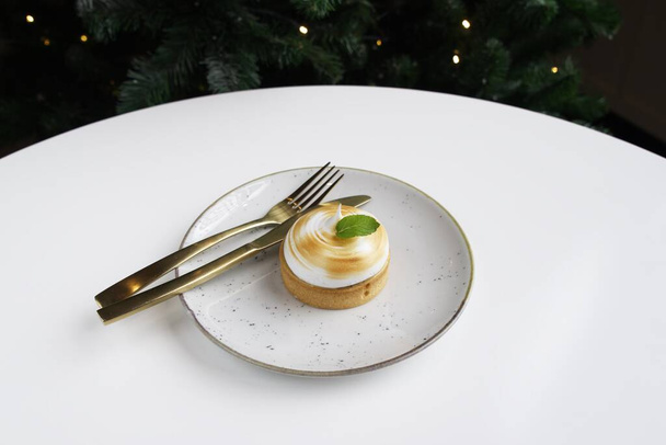 Ciasto cytrynowe z bezy. Europejskie desery na stole noworocznym. - Zdjęcie, obraz