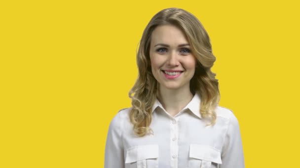 Κοντινό πλάνο του χαμογελαστού γυναίκα των επιχειρήσεων σε κίτρινο φόντο. - Πλάνα, βίντεο