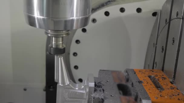 Automatické soustružení frézky řezání kovového obrobku v továrně - Záběry, video