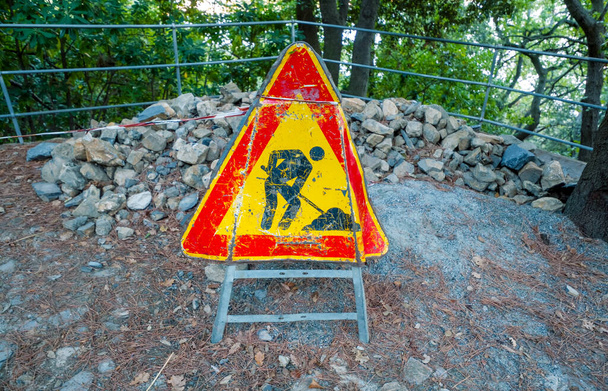 Znak drogowy z kamieniami w Portofino, Włochy - Zdjęcie, obraz