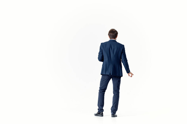 hombre de negocios perplejo mirada luz fondo traje gesto con las manos finanzas y modelo de trabajo - Foto, Imagen