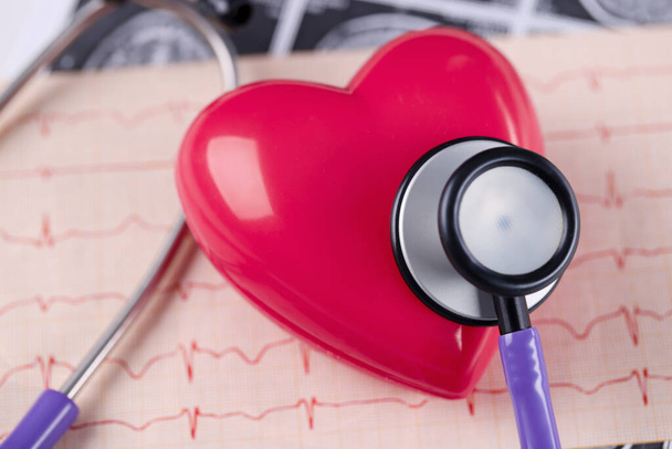 Op tafel ligt cardiogram hart en stethoscoop - Foto, afbeelding