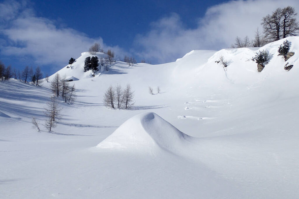 Casaccia, Suisse : paysage hivernal, canaux de Lareccio et col de Colombe - Photo, image