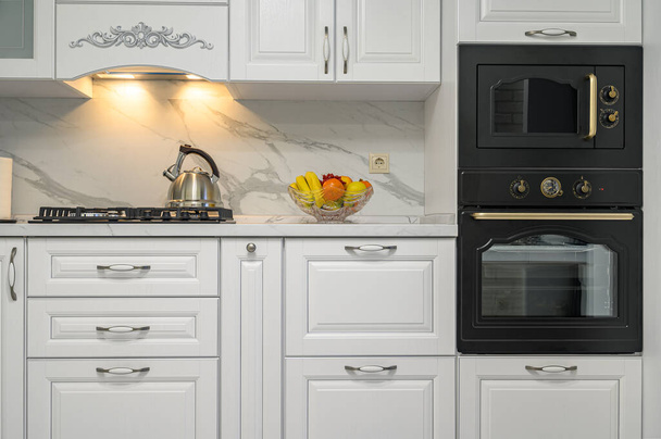 Белая кухня в классическом стиле, вид спереди - Фото, изображение