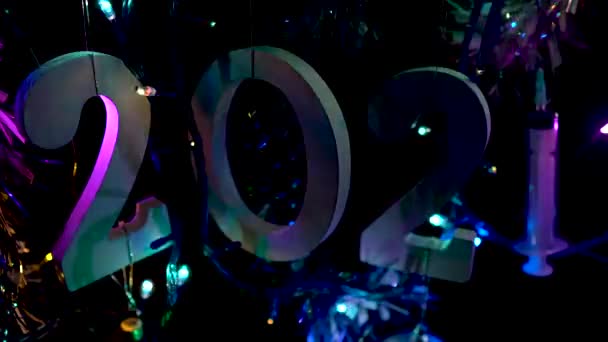 Números simbólicos del año 2021 con la jeringa de la vacuna en luces coloridas como Navidad - Metraje, vídeo