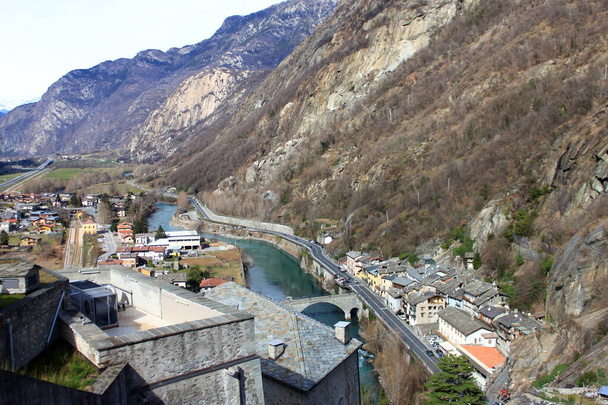 panorama del pueblo de Bard y viñedos típicos, Valle de Aosta, Alpes italianos - Foto, imagen