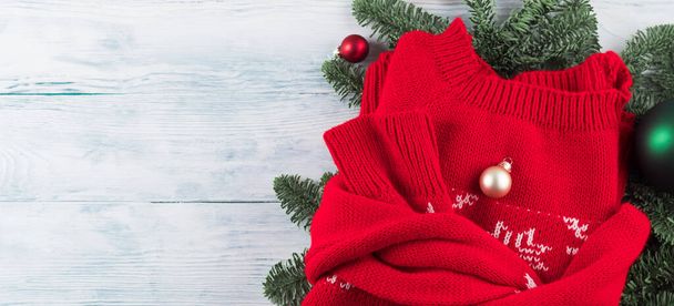 Pull de Noël moche rouge avec ornement vert - Photo, image
