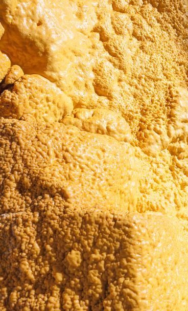 Sarı püskürtülmüş poliüretan köpüklü ev duvarlarının dış izolasyonu. Seçici odak - Fotoğraf, Görsel