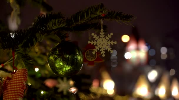 brinquedos de árvore de natal na árvore de Natal de rua no escuro - Filmagem, Vídeo