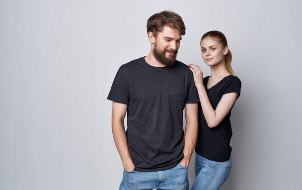 joven pareja en negro camisetas y jeans estilo de vida estudio elegante - Foto, imagen