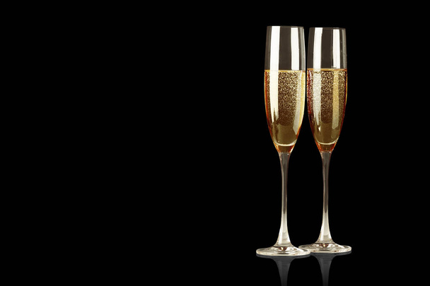 Bicchieri di champagne con spruzzi, concetto di tema celebrativo - Foto, immagini