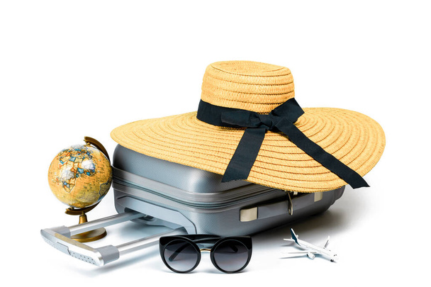 Voyage isolé. Femme accessoires voyageur : valise, chapeau de paille, lunettes de soleil, avion jouet et globe isolé sur fond blanc avec espace vide pour le texte. Conception de vacances d'été concept de vacances - Photo, image