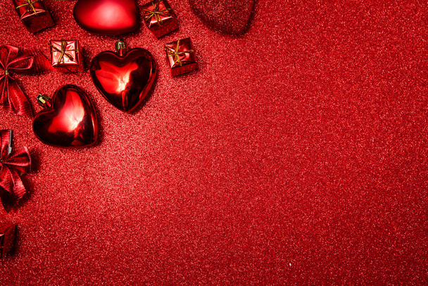 Ystävänpäivä tausta, punaiset sydämet ja lahjat punaisella kiiltävällä taustalla, ylhäältä - Valokuva, kuva