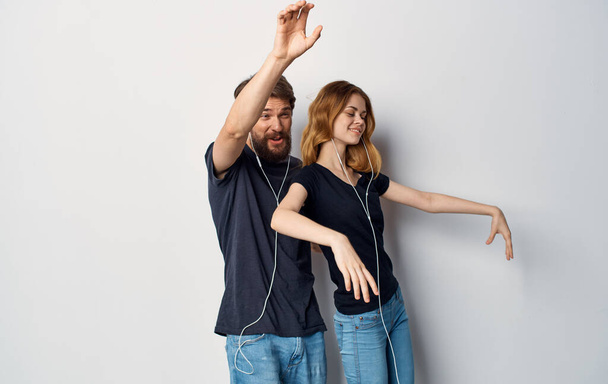 Alegre hombre y mujer en auriculares escuchando música Amistad estilo de vida - Foto, Imagen