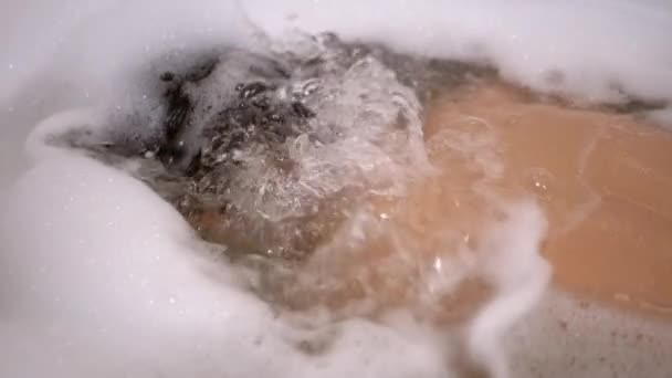 Boy Bathes in Water με αφρό σε μπανιέρα, βυθίζεται κάτω από το νερό, φυσάει φυσαλίδες - Πλάνα, βίντεο