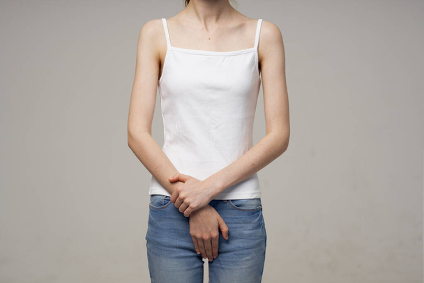 γυναίκα σε λευκό t-shirt και τζιν λεπτότητα δίαιτα προβλήματα υγείας - Φωτογραφία, εικόνα